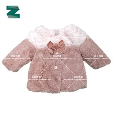 छोटे बच्चों के लिए फॉक्स फर फैब्रिक में वेलवेट बो फ्रंट वाला कोट
