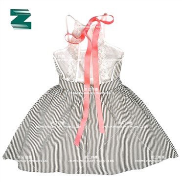 बच्चों के लिए फीते वाली पट्टियों वाली पोशाक