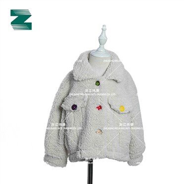 बच्चों के लिए रंगीन बटन फ्रंट प्लैकेट के साथ नरम शेरपा कोट